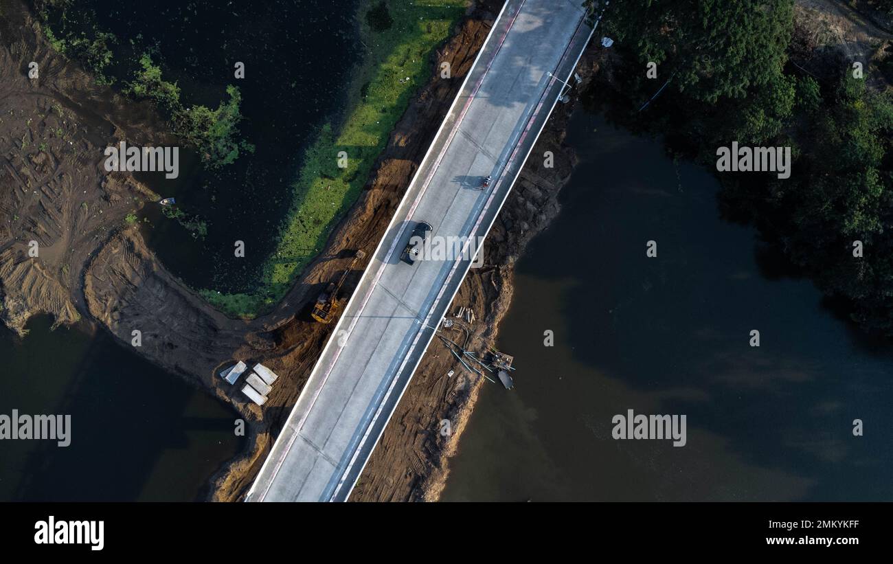 Sanierungs- und Reparaturarbeiten an der Flussbrückenstraße aus der Vogelperspektive. Stockfoto