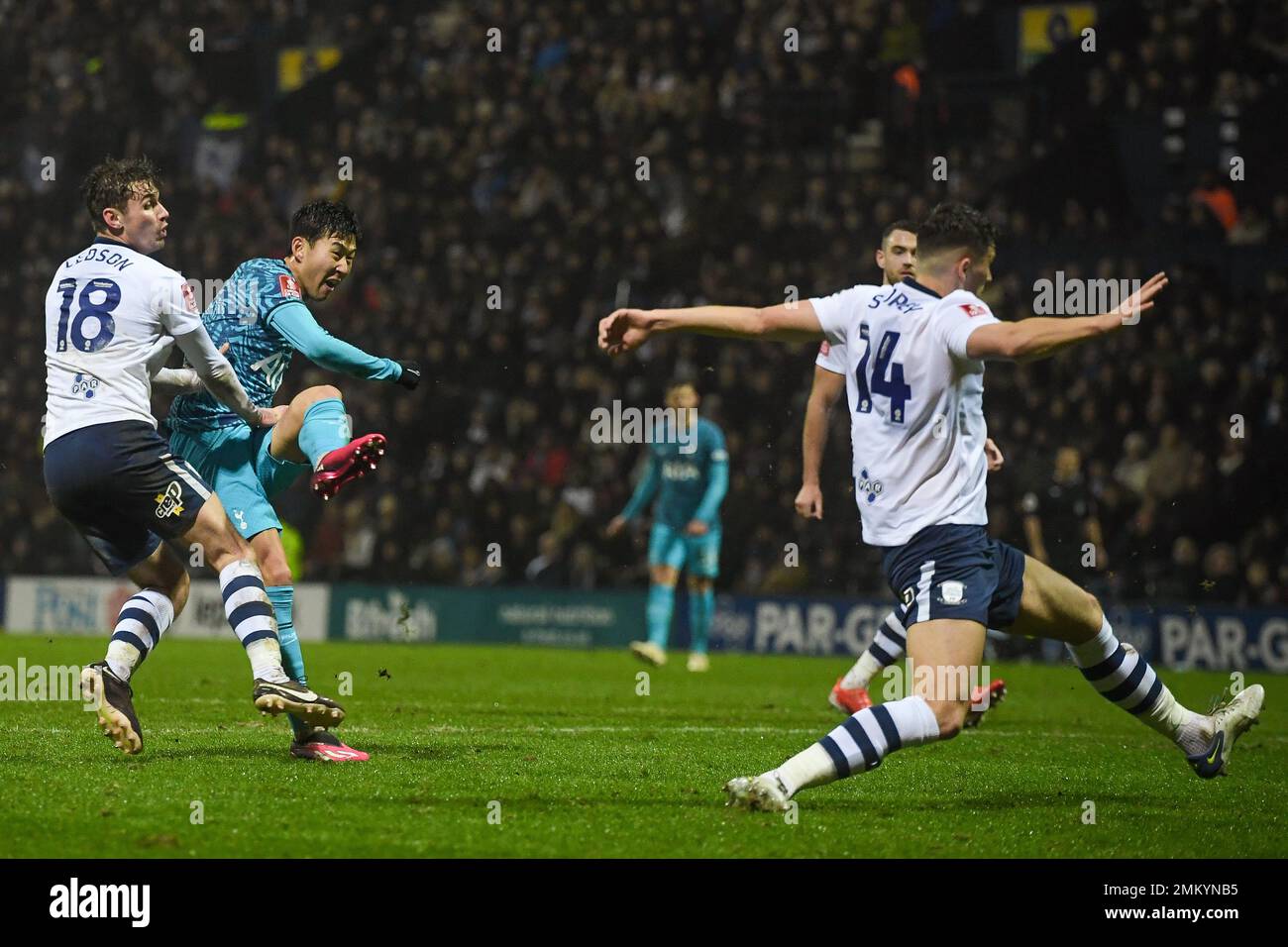 Preston, Großbritannien. 28. Januar 2023. Heung-Min Sohn von Tottenham schießt während des FA Cup-Spiels in Deepdale, Preston, sein zweites Tor. Der Bildausdruck sollte lauten: Gary Oakley/Sportimage Credit: Sportimage/Alamy Live News Stockfoto