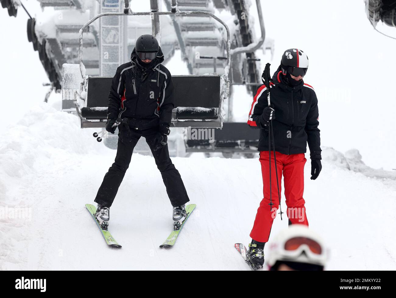 (230129) -- ZAGREB, 29. Januar 2023 (Xinhua) -- Menschen genießen den Schnee am Medvednica Berg in Zagreb, Kroatien, 28. Januar 2023. (Marko Prpic/PIXSELL via Xinhua) Stockfoto