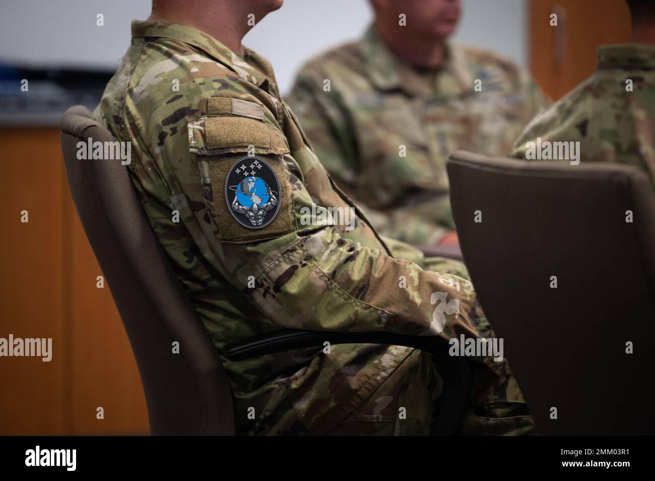 U.S. Space Force LT. General Stephen N. Whiting, Kommandant des Space Operations Command, erhält einen Missionsauftrag vom Personal der 53. Space Operations Squadron Detachment C am Wideband Satellite Operations Center in Landstuhl, Deutschland, 12. September 2022. Stockfoto