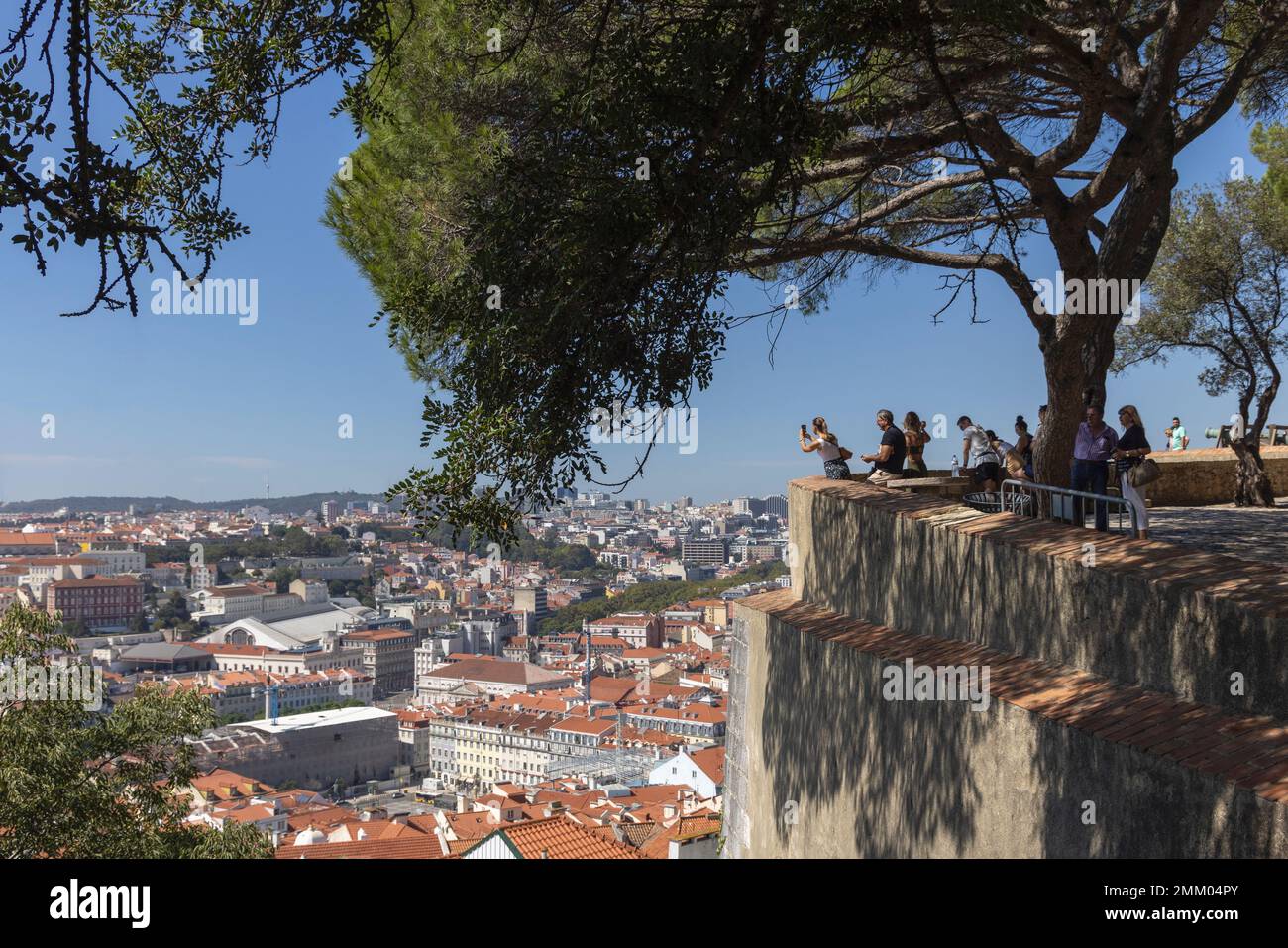 Lissabon, Portugal. Blick über die Stadt von den Gärten des Castelo de Sao Jorge/der Burg Saint George. Stockfoto