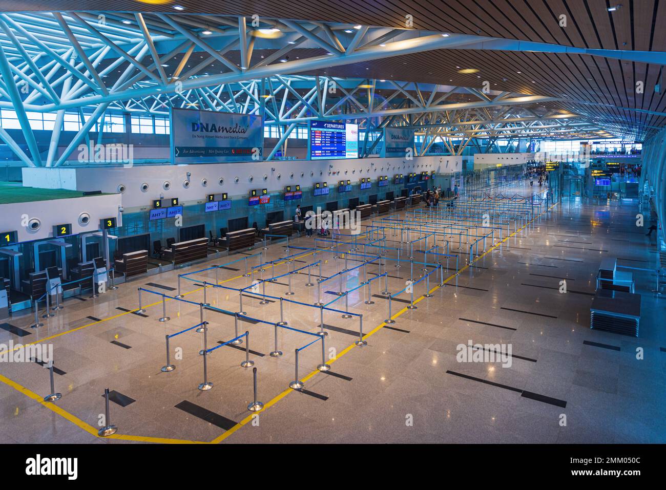 DA NANG, VIETNAM - 11. JANUAR 2023 - leere Check-in-Schalter am Da Nang International Airport, Da Nang, Vietnam. Reisen ist nicht wieder präpandemisch Stockfoto