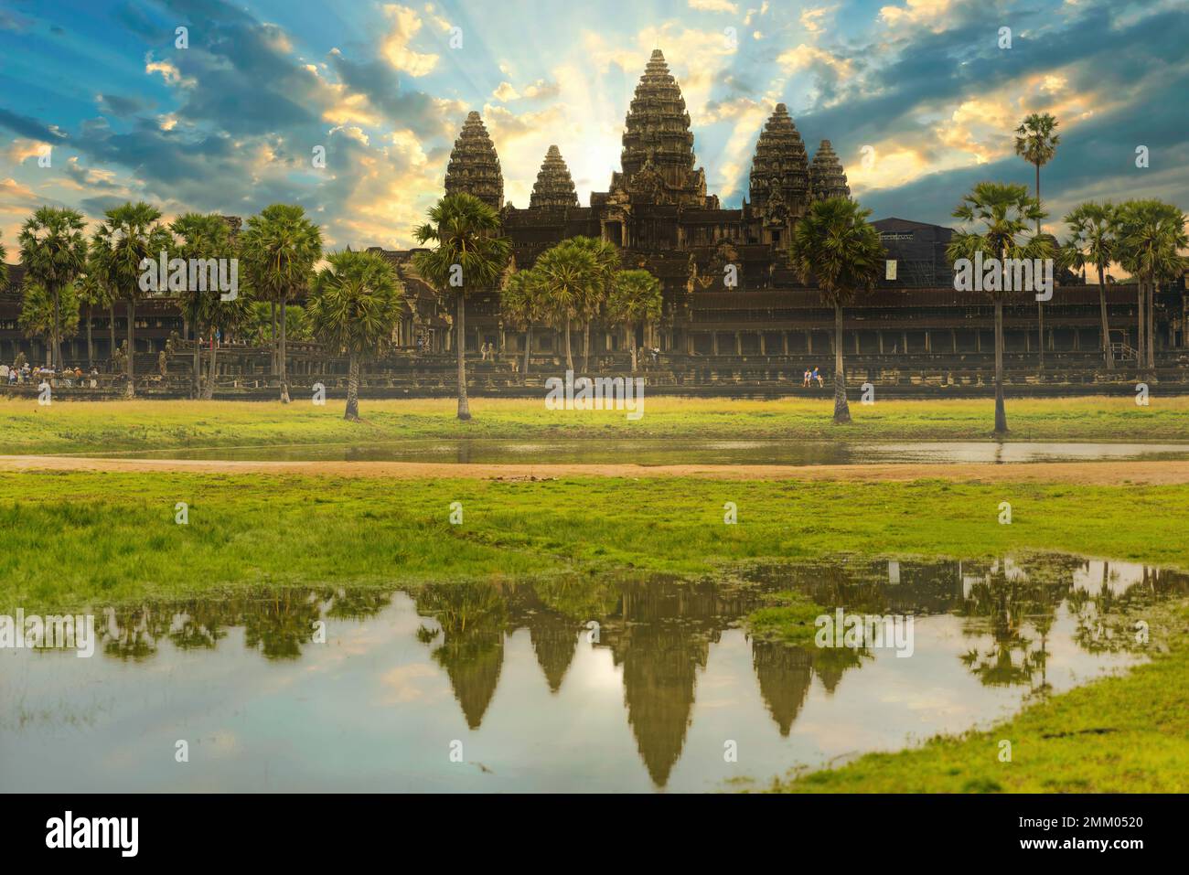 Der Angkor Wat Tempel spiegelt sich bei Sonnenaufgang in einem Teich Stockfoto