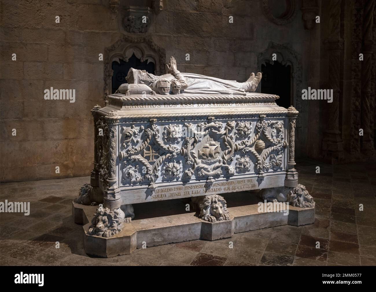 Lissabon, Portugal. Das Grab des Entdeckers Vasco da Gama in der Kirche Santa Maria im Mosteiro dos Jeronimos/Kloster der Hieronymiten. Vasco Stockfoto