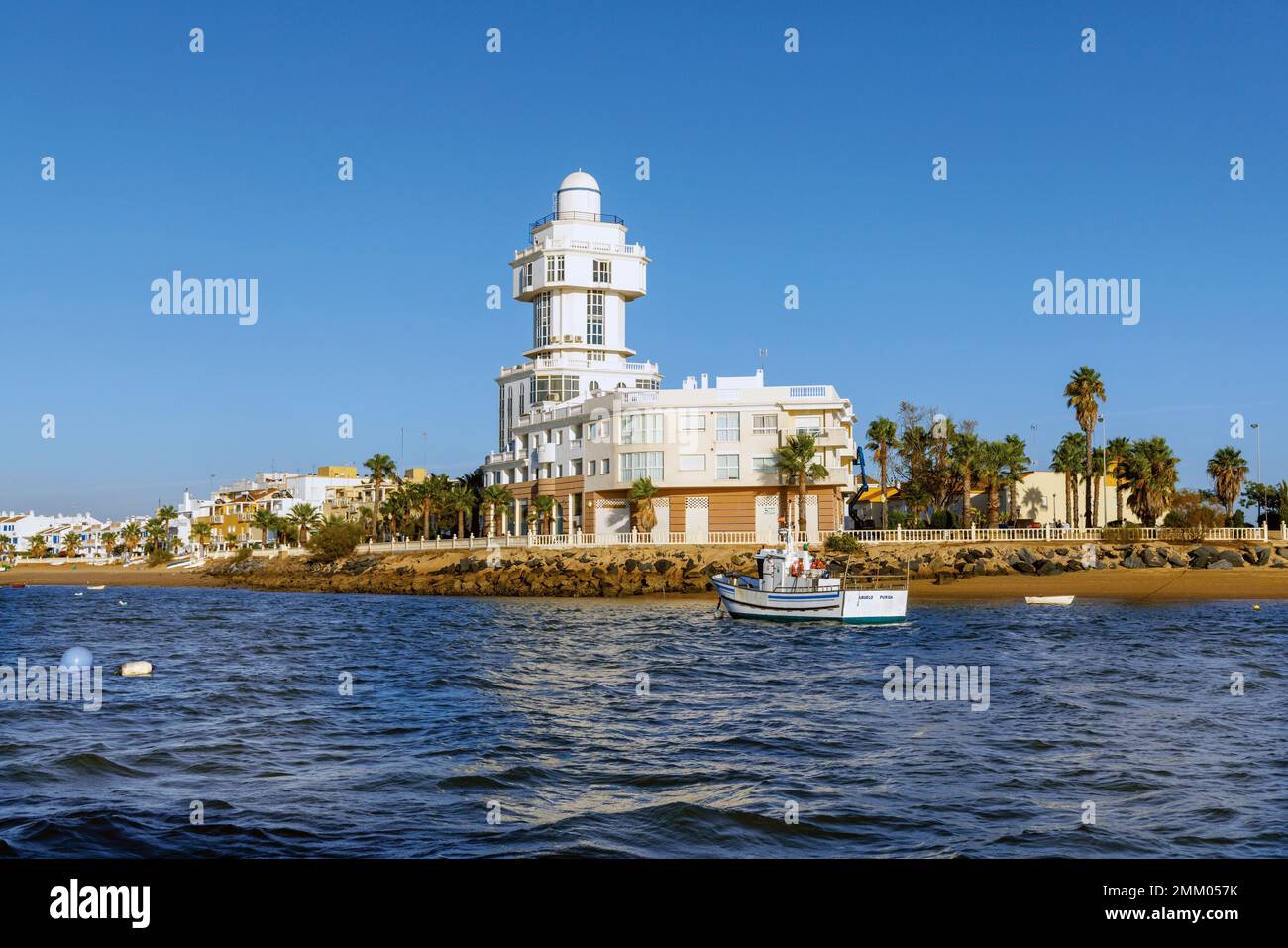 Isla Cristina, Provinz Huelva, Andalusien, Südspanien. Faro de Isla Cristina, manchmal auch El Faro del Cantil genannt, gewerblicher Wohnungsbau Stockfoto