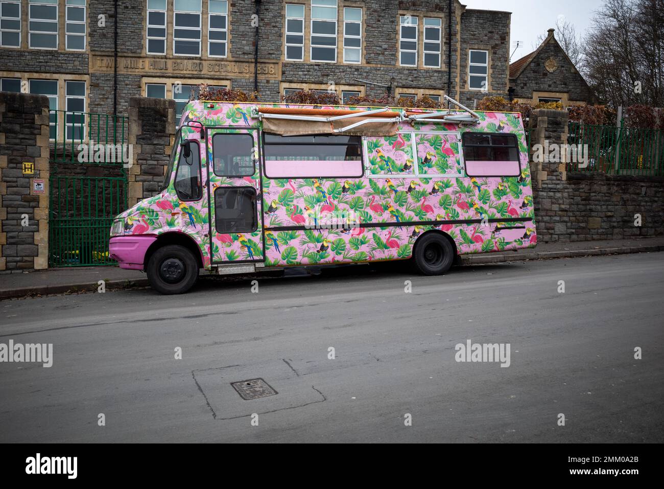 Lackierter Minibus, vollgepackt auf der Straße in Bristol, Großbritannien. Stockfoto
