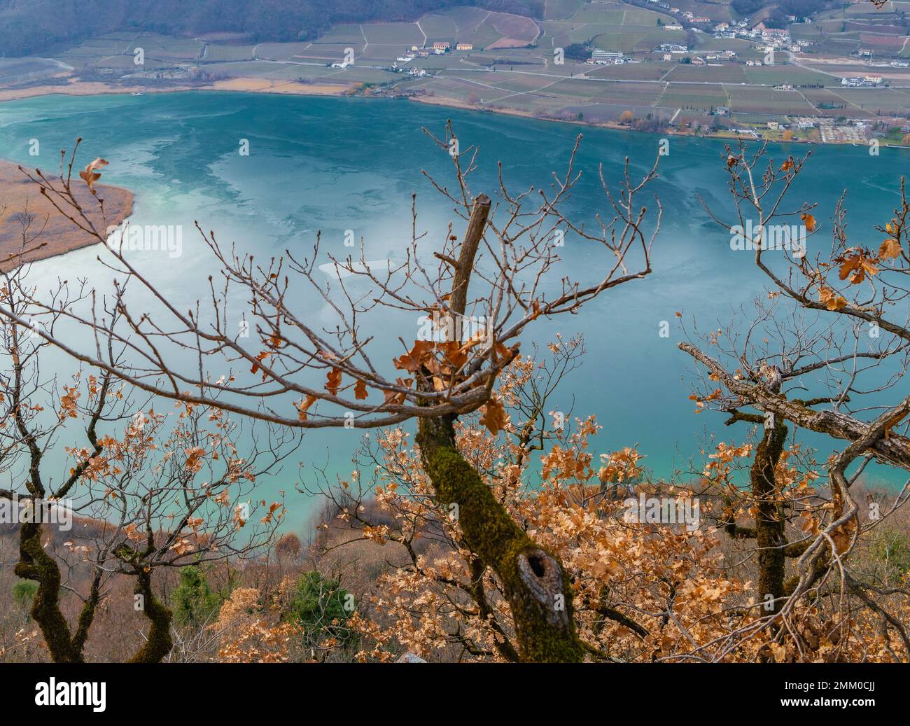 Caldaro See: Panoramablick auf den wunderschönen See in der Wintersaison. Caldaro in Südtirol, Provinz Bozen, Trentino Alto Adige, Norditalien Stockfoto