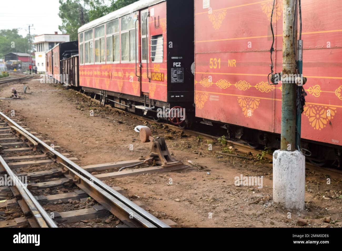 Blick auf den Toy Train Coach tagsüber von der Mitte der Eisenbahnstrecke in der Nähe des Bahnhofs Kalka in Indien, Blick auf den Toy Train Coach, indische Bahnstation Stockfoto