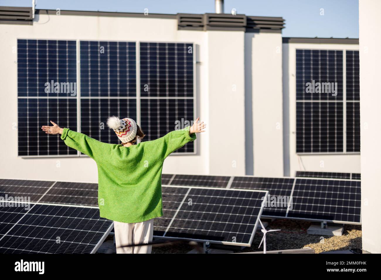 Glücklicher Hausbesitzer mit einer Solaranlage Stockfoto