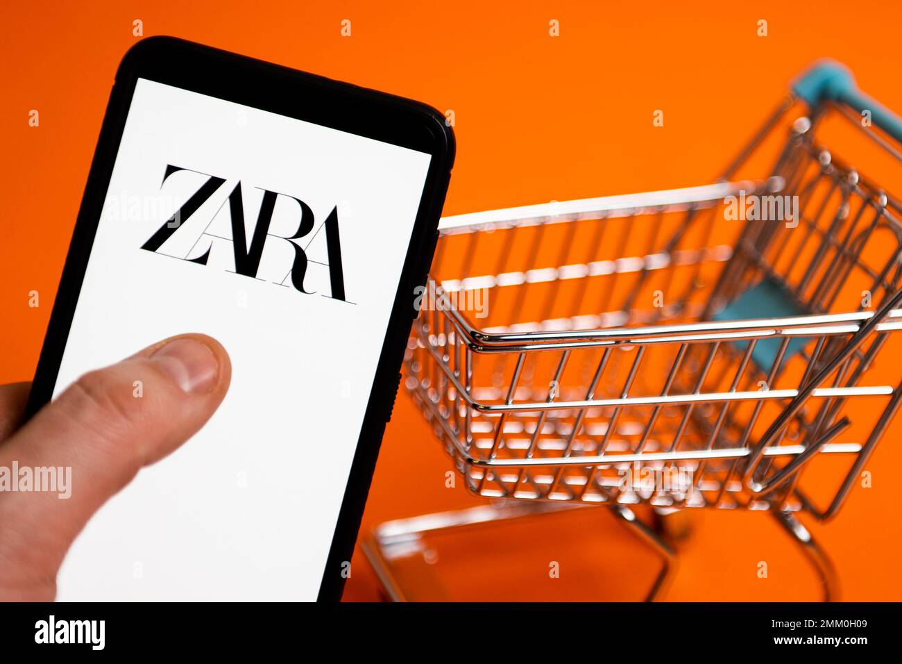 Polen. 23. Januar 2023. In dieser Abbildung wird ein Zara-Logo auf einem Smartphone angezeigt. Kredit: SOPA Images Limited/Alamy Live News Stockfoto