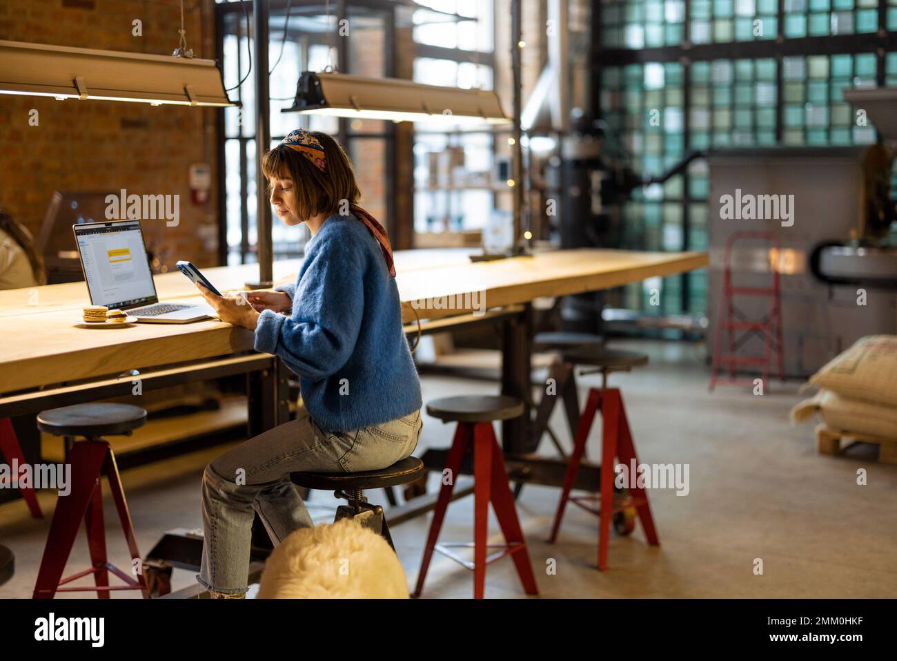 Frau arbeitet mit einem Laptop im Café Stockfoto