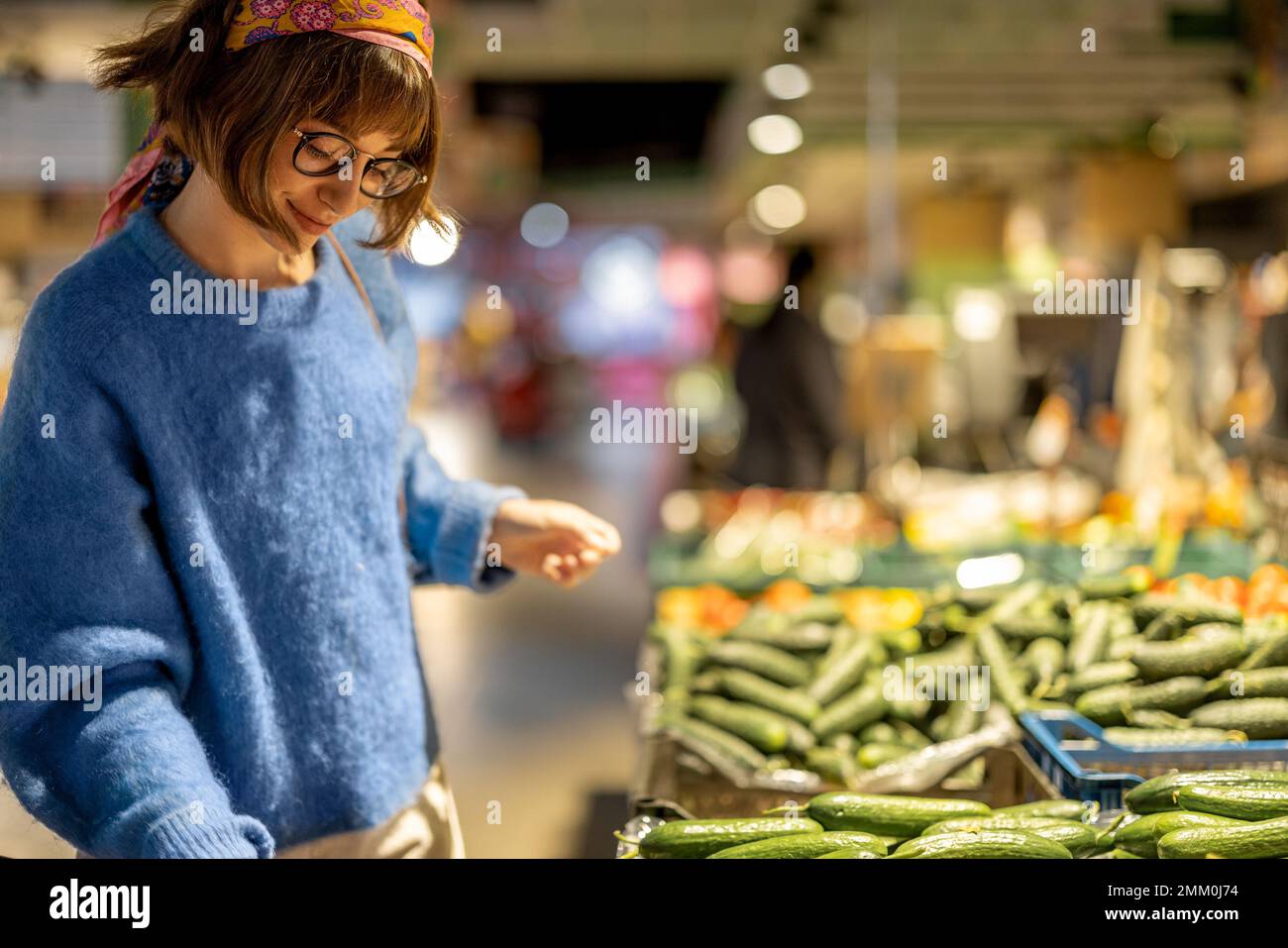 Frau wählt Gemüse im Supermarkt Stockfoto