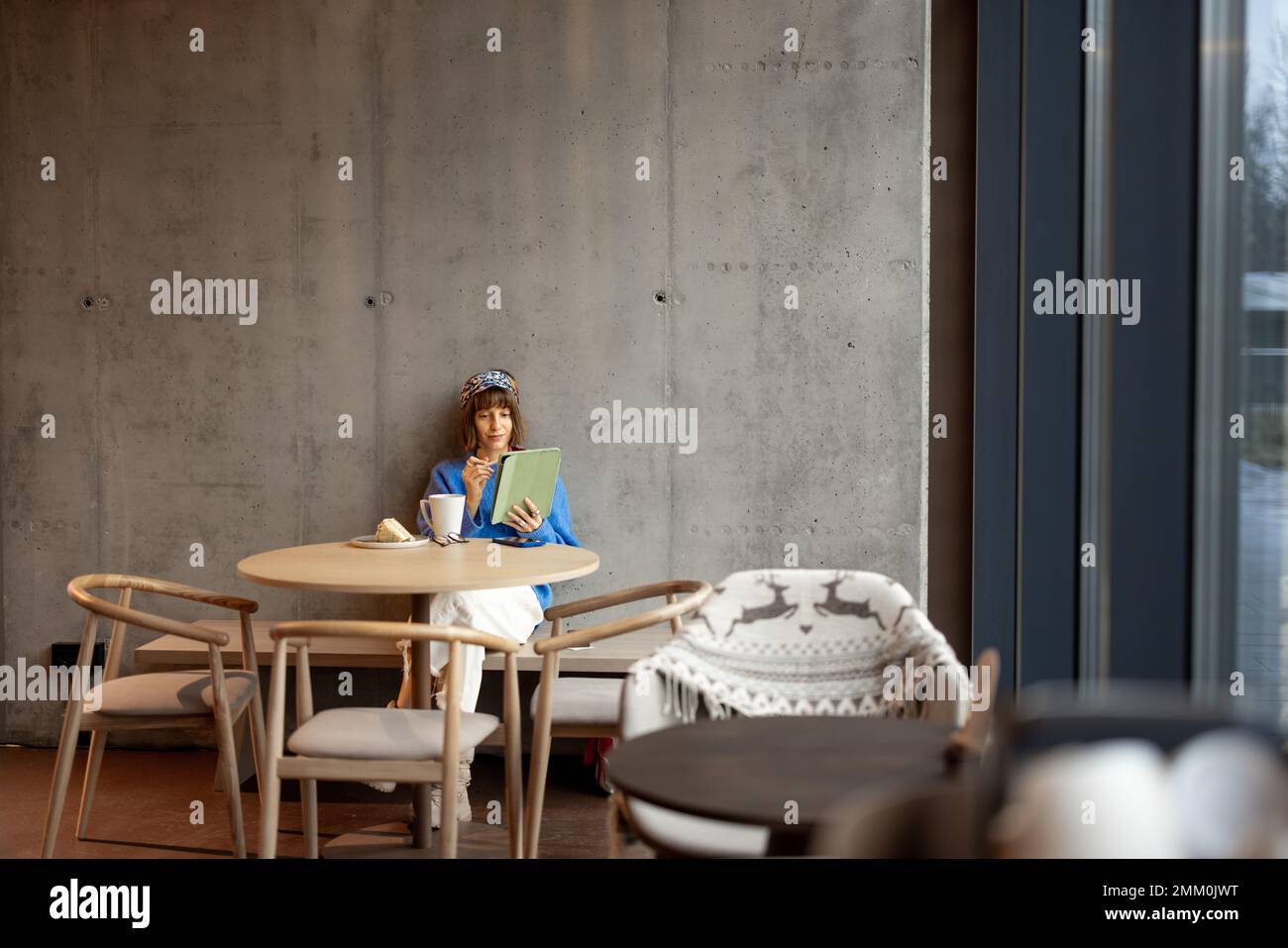 Frau arbeitet an Touchpad im Café Stockfoto