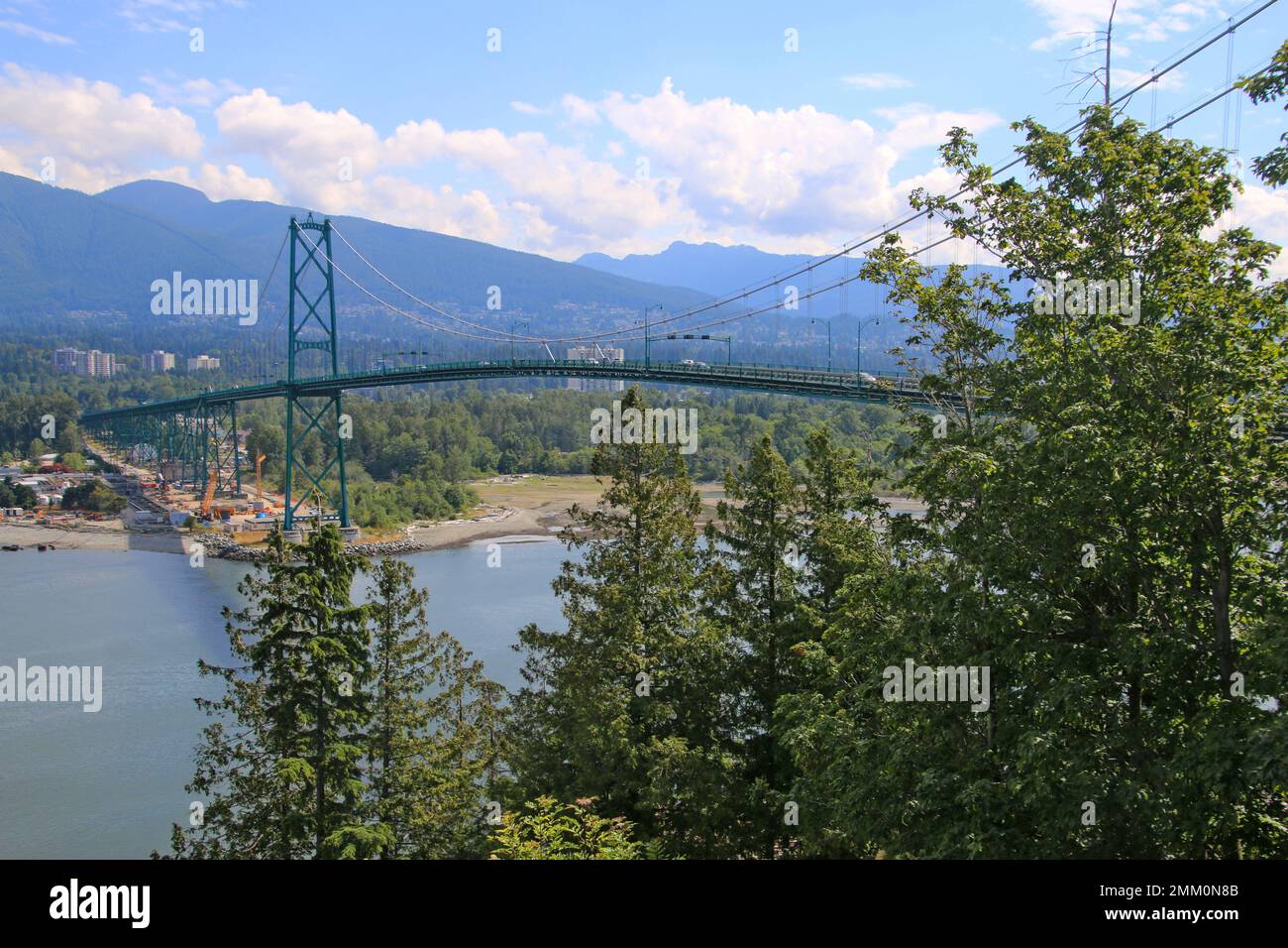 Die Lions Gate Bridge, die 1938 eröffnet wurde und offiziell als erste Narrows Bridge bekannt ist, ist eine Hängebrücke, die die ersten Narrows von Burra überquert Stockfoto
