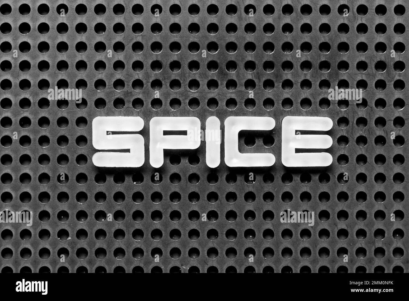 Weißer Buchstabe im Wort Spice auf schwarzem Hintergrund Stockfoto