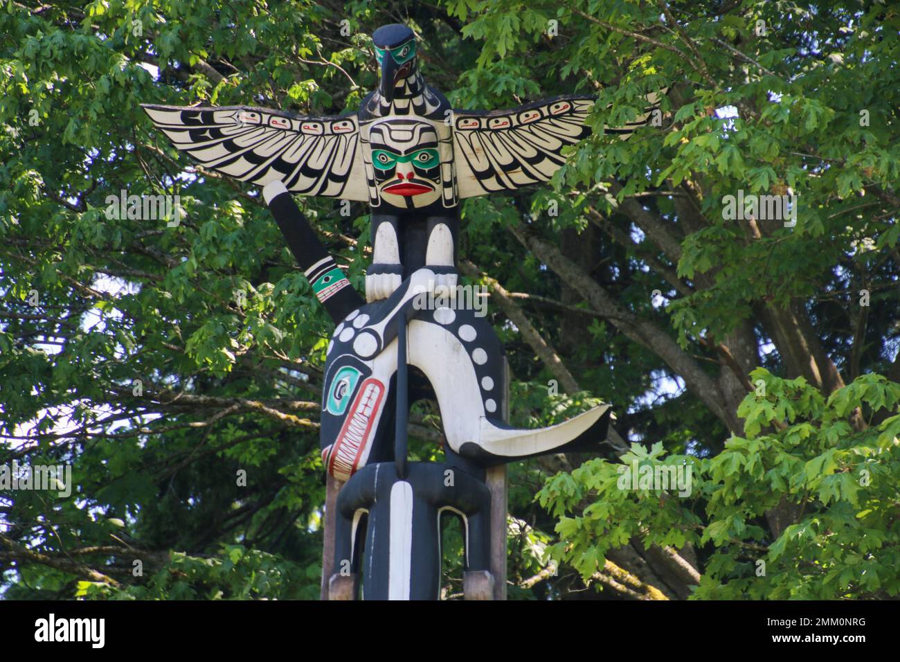 First Nations Totem Pole, auch bekannt als Story Pole am Wasser des Stanley Park in Vancouver, British Columbia, Kanada Stockfoto