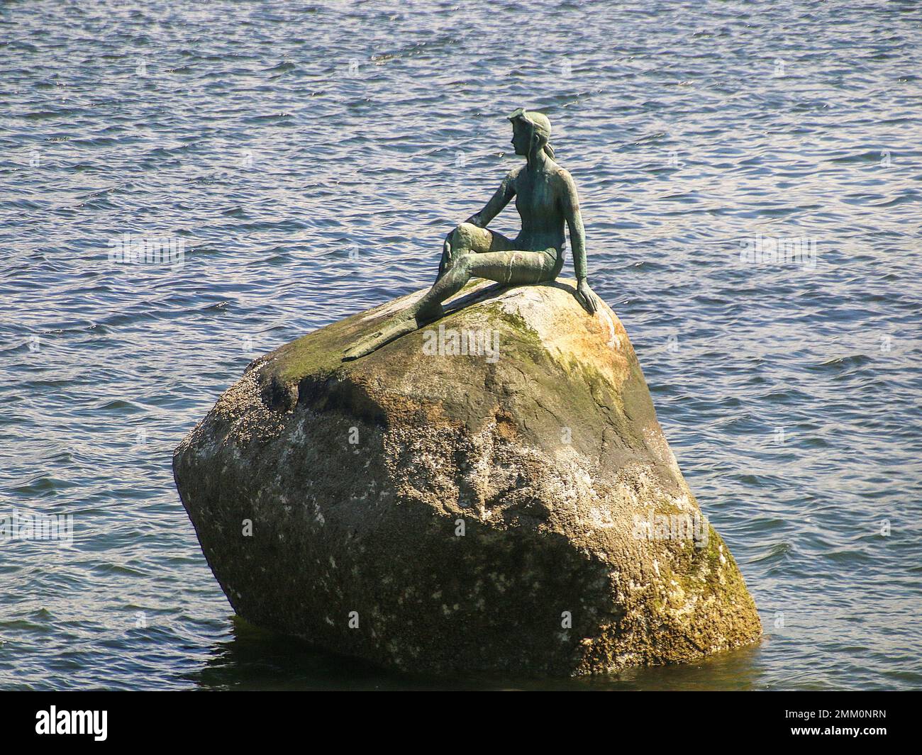 Mädchen in einem Neoprenanzug, eine Bronzeskulptur von Elek Imredy auf dem Wasser Seite des Stanley Parks in Vancouver, British Columbia, Kanada sitzt Stockfoto