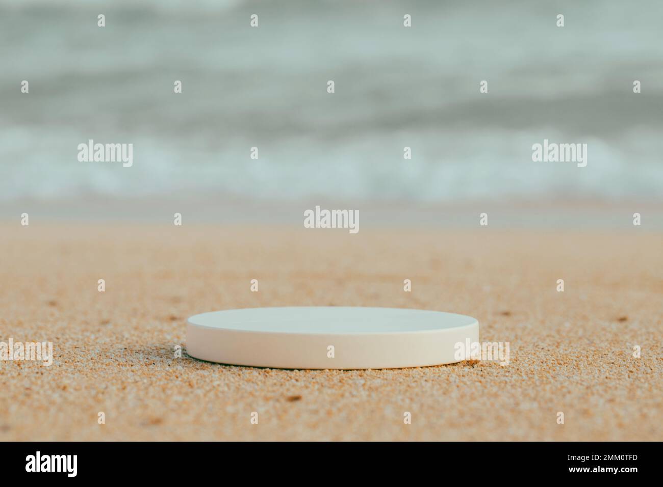 Leeres rundes weißes Plattformpodium auf Sandhintergrund am Strand. Stockfoto