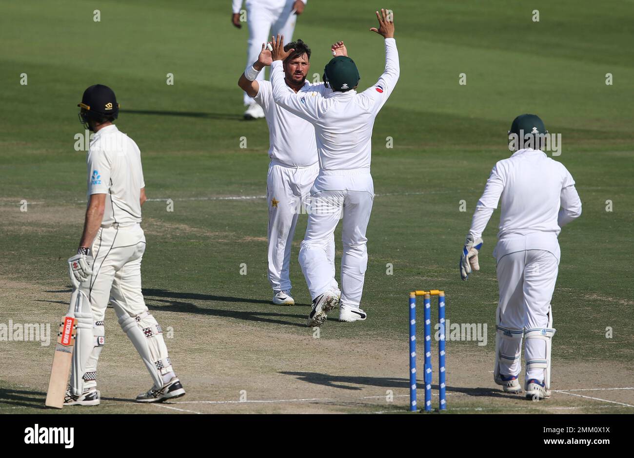 Pakistan's Yasir Shah celebrates dismissal of New Zealand's Will Sumerville in their test match in Abu Dhabi, United Arab Emirates, Thursday, Dec. 6, 2018. (AP Photo/Kamran Jebreili) Stockfoto