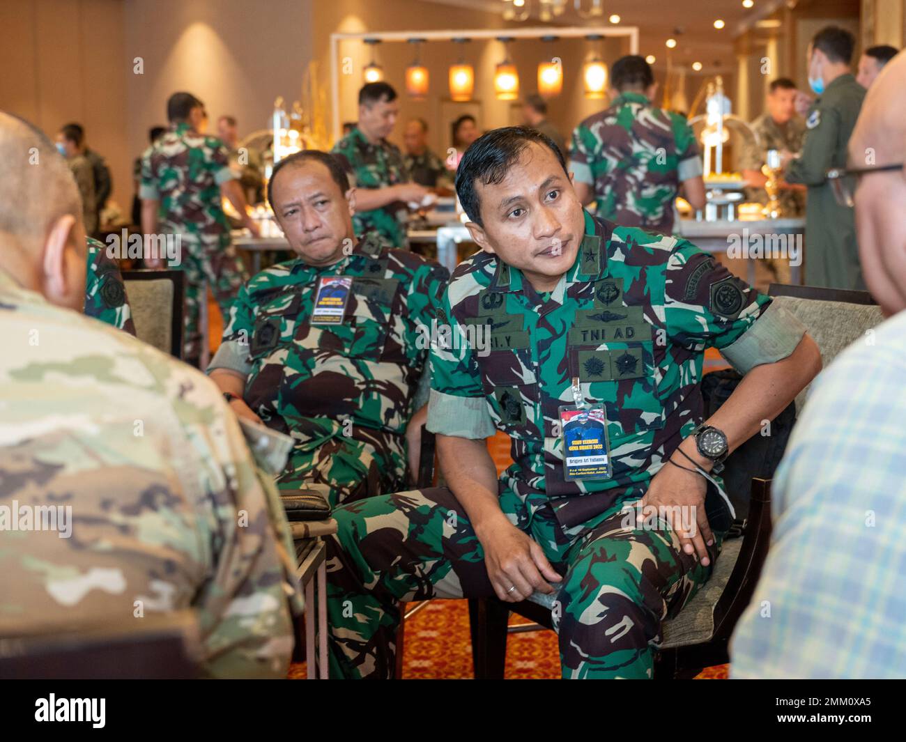 Brig. General Ari Y. von der Tentara Nasional Indonesia (TNI, Indonesische Streitkräfte) diskutiert mit einem leitenden Planer, 13. September 2022, Jakarta, Indonesien, die Zukunftskonzepte und -Pläne von Gema Bhakti. GEMA Bhakti 22 ist ein gemeinsames Übungsprogramm des US-Indo-Pacific Command, bei dem die Vereinten US-Streitkräfte und die TNI-Streitkräfte zusammenarbeiten, um die Interoperabilität zu erhöhen und die regionale Stabilität und Sicherheit durch bilaterale und multilaterale Partnerschaften zu verbessern. Stockfoto