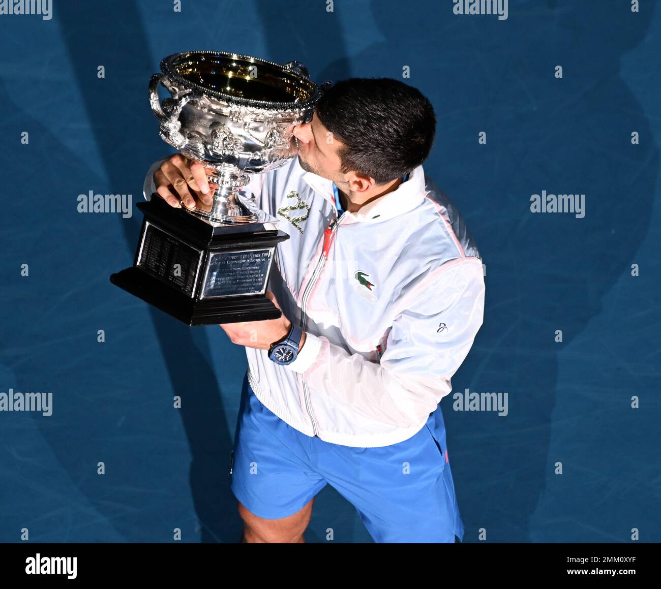 Melbourne, Australien. 29. Januar 2023. Australian Open 2023 Melbourne Park Day 14 29./01/2023. Novak Djokovic (SRB) küsst die Trophäe, während er die Herren Singles gewinnt. Gutschrift: Roger Parker/Alamy Live News Stockfoto