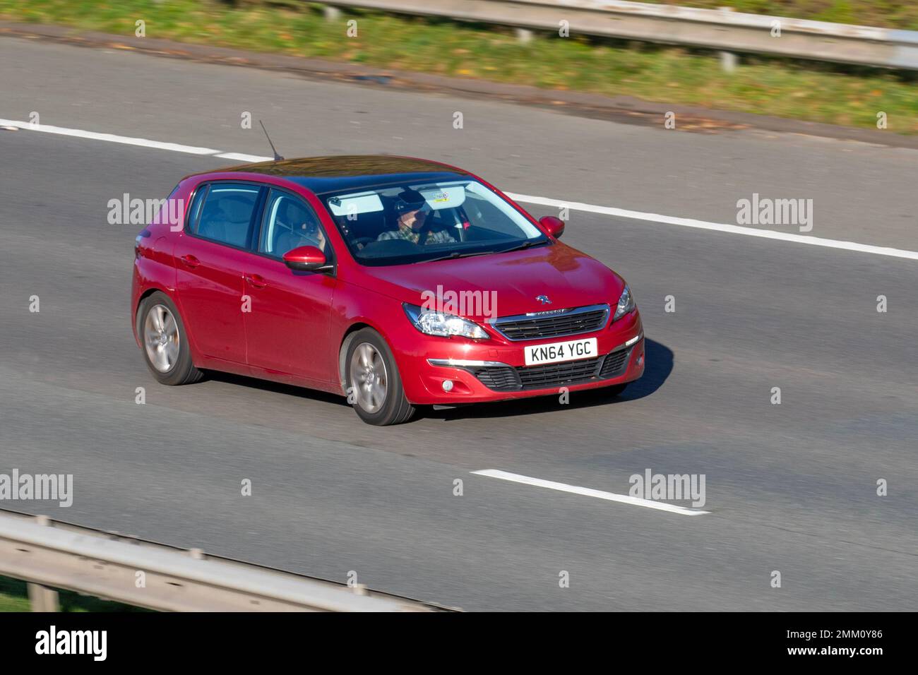 2014 Red PEUGEOT 308 BLUE HDI ACTIVE 1560cc 6 Speed Manual 4dr Fließheck; Fahren auf der Autobahn M61 UK Stockfoto