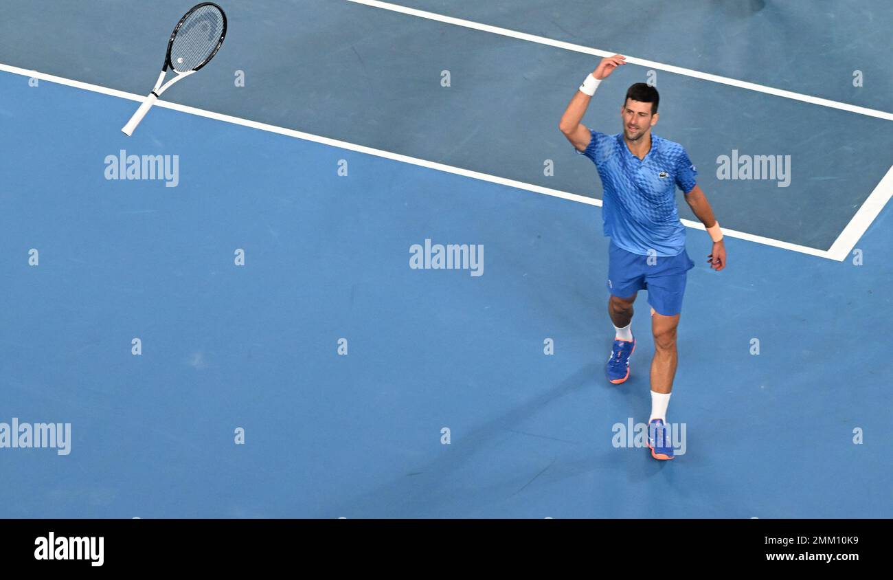 Melbourne, Australien. 29. Januar 2023. Australian Open 2023 Melbourne Park Day 14 29/01/2023 Novak Djokovic (SRB) wirft seinen Schläger in die Menge, während er das Finale der Mens Singles gewinnt. Kredit: Roger Parker/Alamy Live News Stockfoto