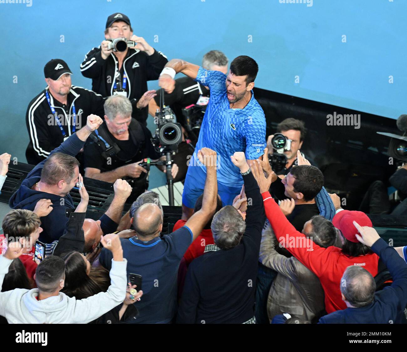 Melbourne, Australien. 29. Januar 2023. Australian Open 2023 Melbourne Park Day 14 29./01/2023 Novak Djokovic (SRB) feiert in seiner Spielerbox, als er das Finale für die Herren Singles gewinnt: Roger Parker/Alamy Live News Stockfoto