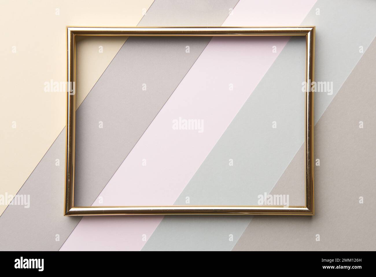 Abstrakte Pastelltöne und gedämpfte Farbtöne Papierstruktur minimalistischer flacher Hintergrund. Minimale Zusammensetzung geometrischer Formen und Linien mit leerem Bilderrahmen Stockfoto