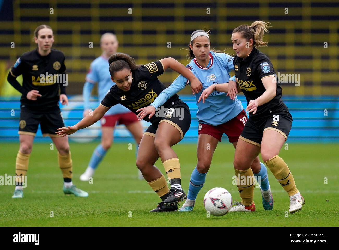 Deyna Castellanos von Manchester City kämpft mit Tamara Wilcock von Sheffield United und Madeleine Cusack während des vierten Spiels des Vitality Women's FA Cup im Academy Stadium in Manchester. Foto: Sonntag, 29. Januar 2023. Stockfoto