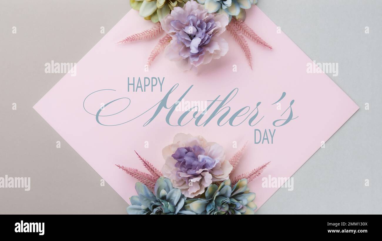 Happy Mother's Day Pastellfarben und gedämpfte Erdtöne Hintergrund. Flach liegend Blumengrußkarte mit wunderschönen Seidenblumen. Stockfoto