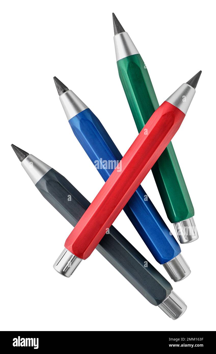 Gruppe von vier Buntstiften, rot, grün, blau und schwarz, isoliert auf weißem Hintergrund Stockfoto