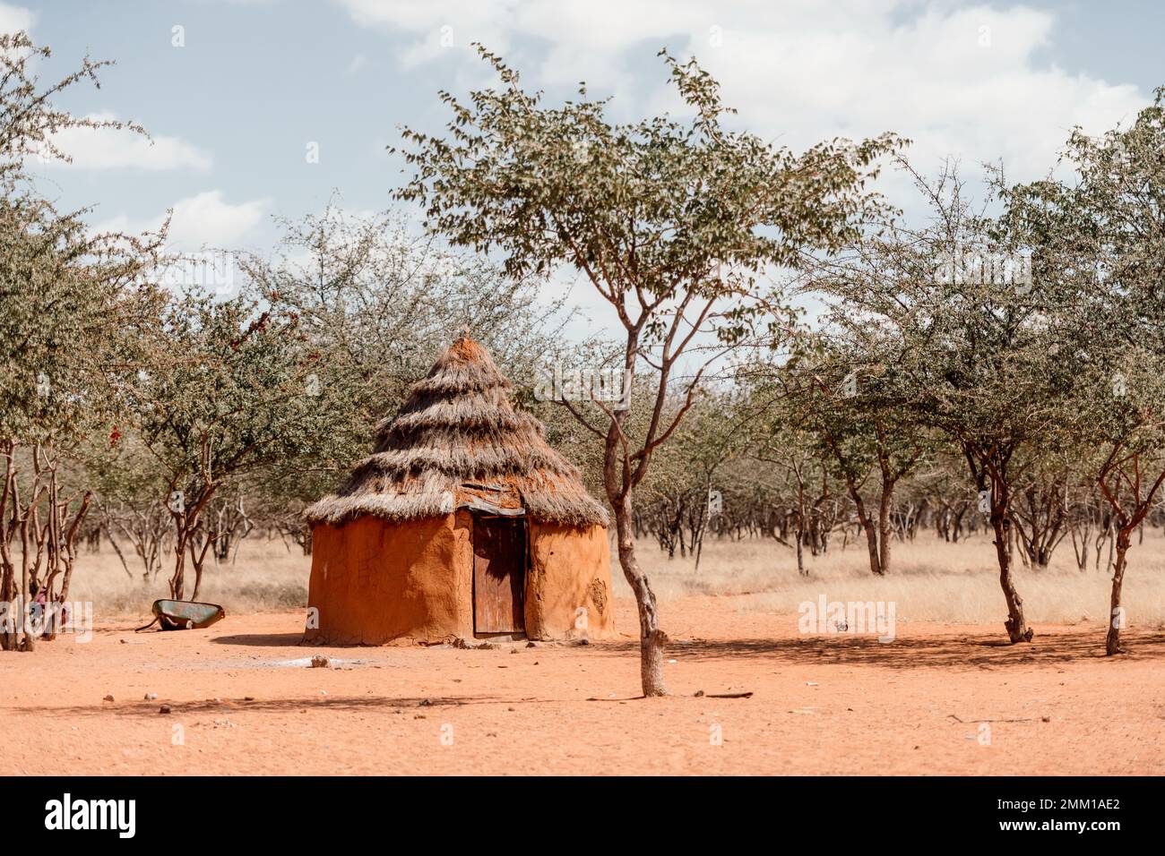 Nahaufnahme der traditionellen Hütte der himba-Stämme in Namibia, Afrika. Tupical himbas Haus aus rotem Ton und Bäumen Äste Stockfoto
