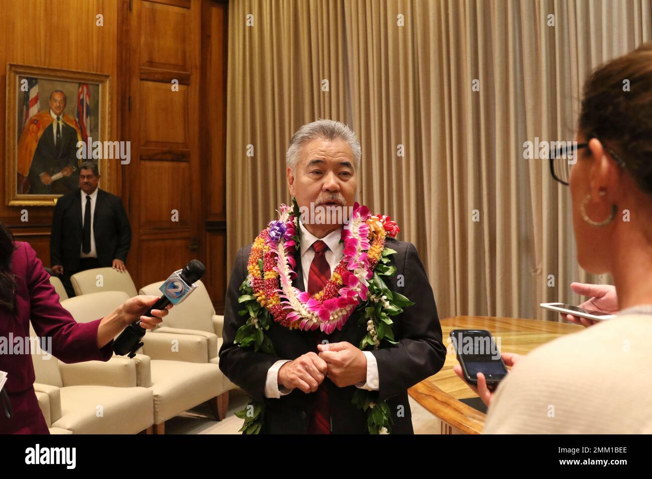Hawaii Gov. David Ige speaks to reporters at the Hawaii State Capitol in Honolulu on Monday, Dec. 3, 2018. Ige has taken the oath of office for a second term as Hawaii's governor. (AP Photo/Audrey McAvoy) Stockfoto