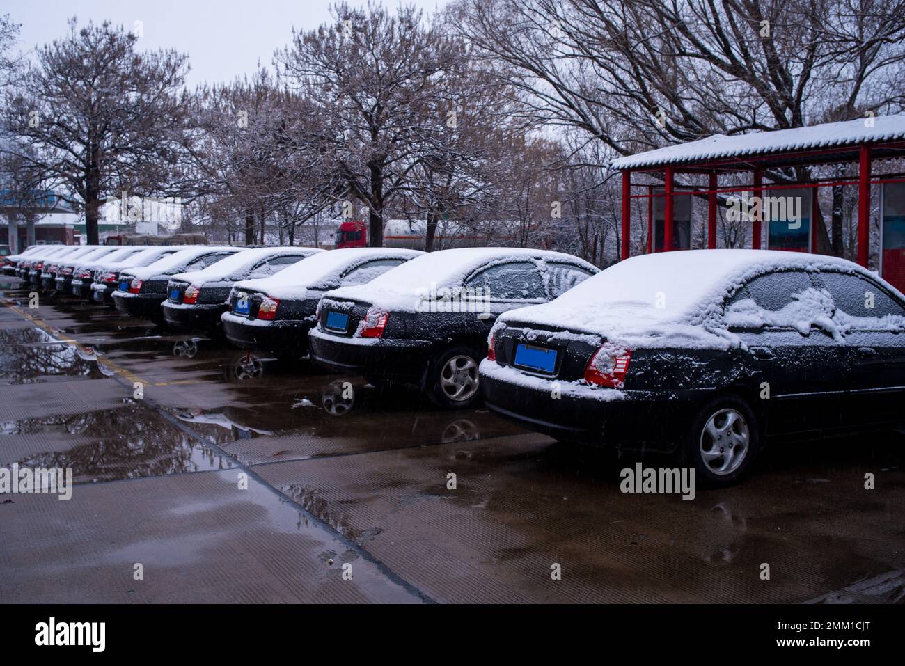 Geparkte Autos auf dem Parkplatz - Winterparkplatz Stockfoto