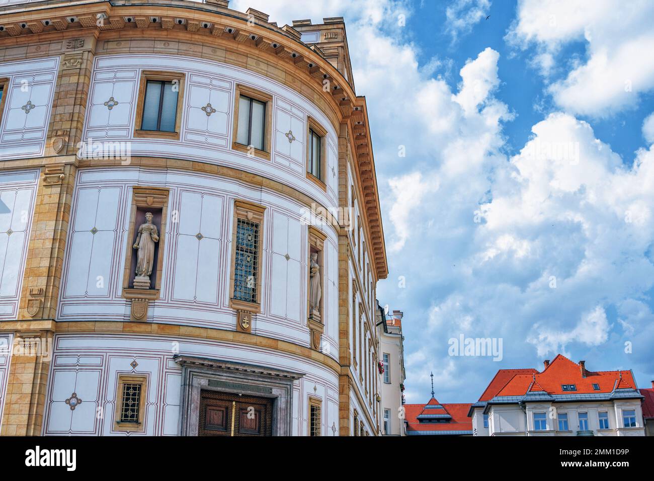 Banska Bystrica, Slowakei - 15. August 2021: Blick auf die wunderschöne Architektur - prunkvolle Gebäudefassade, dekoriert mit Statuen Stockfoto