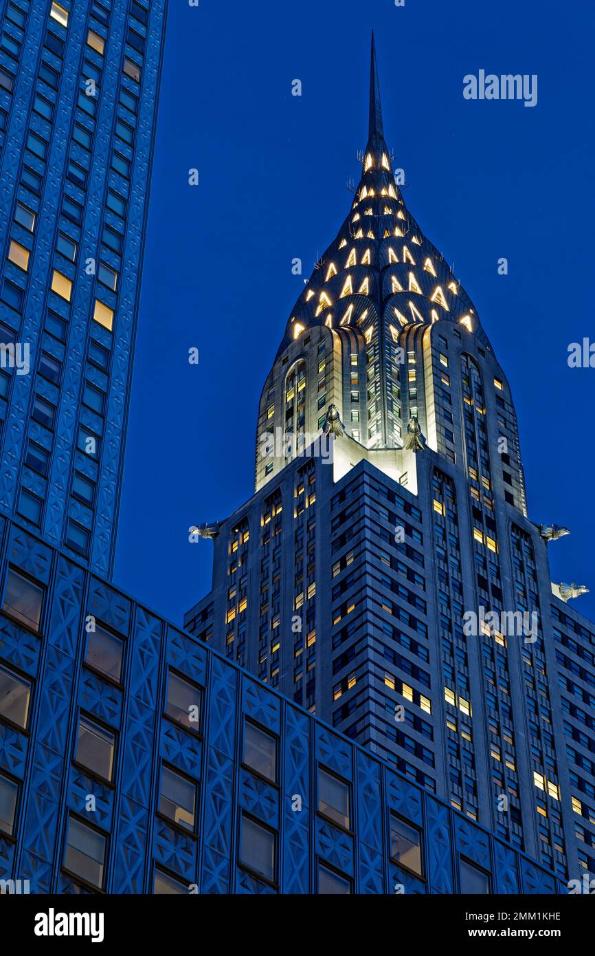 Blick vor der Morgendämmerung auf das New Yorker Art déco-Wahrzeichen Chrysler Building, eingerahmt vom roststahlverkleideten Socony-Mobil Building. Stockfoto