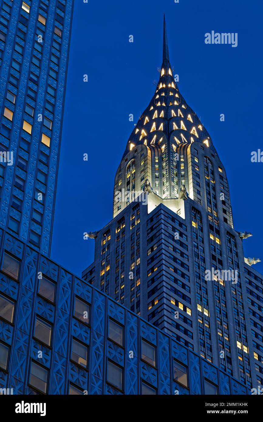 Blick vor der Morgendämmerung auf das New Yorker Art déco-Wahrzeichen Chrysler Building, eingerahmt vom roststahlverkleideten Socony-Mobil Building. Stockfoto