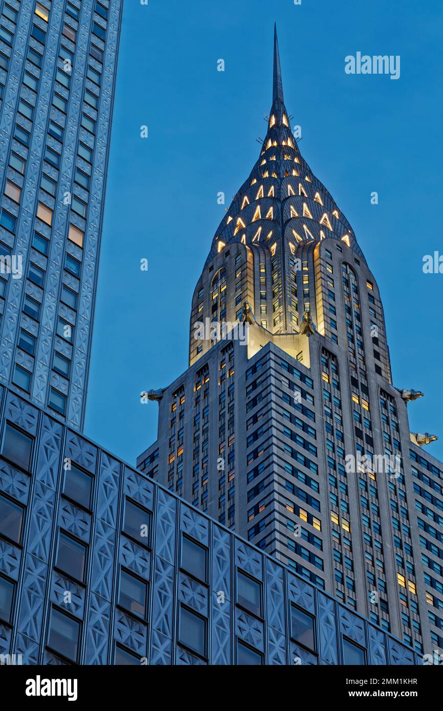 Blick vor der Morgendämmerung auf das New Yorker Art déco-Wahrzeichen Chrysler Building, eingerahmt vom roststahlverkleideten Socony-Mobil Building. Stockfoto