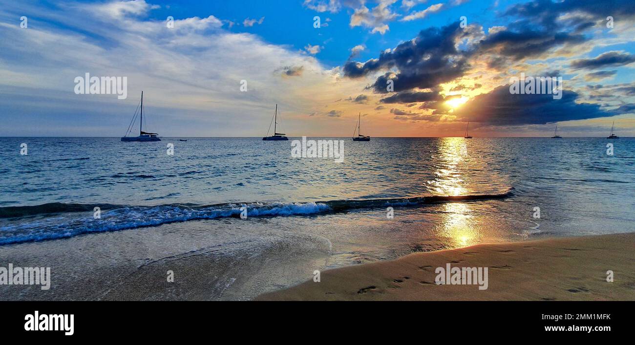 Sonnenuntergang und Strandatmosphäre mit Segelyachten in Morro Jable Jandia Stockfoto