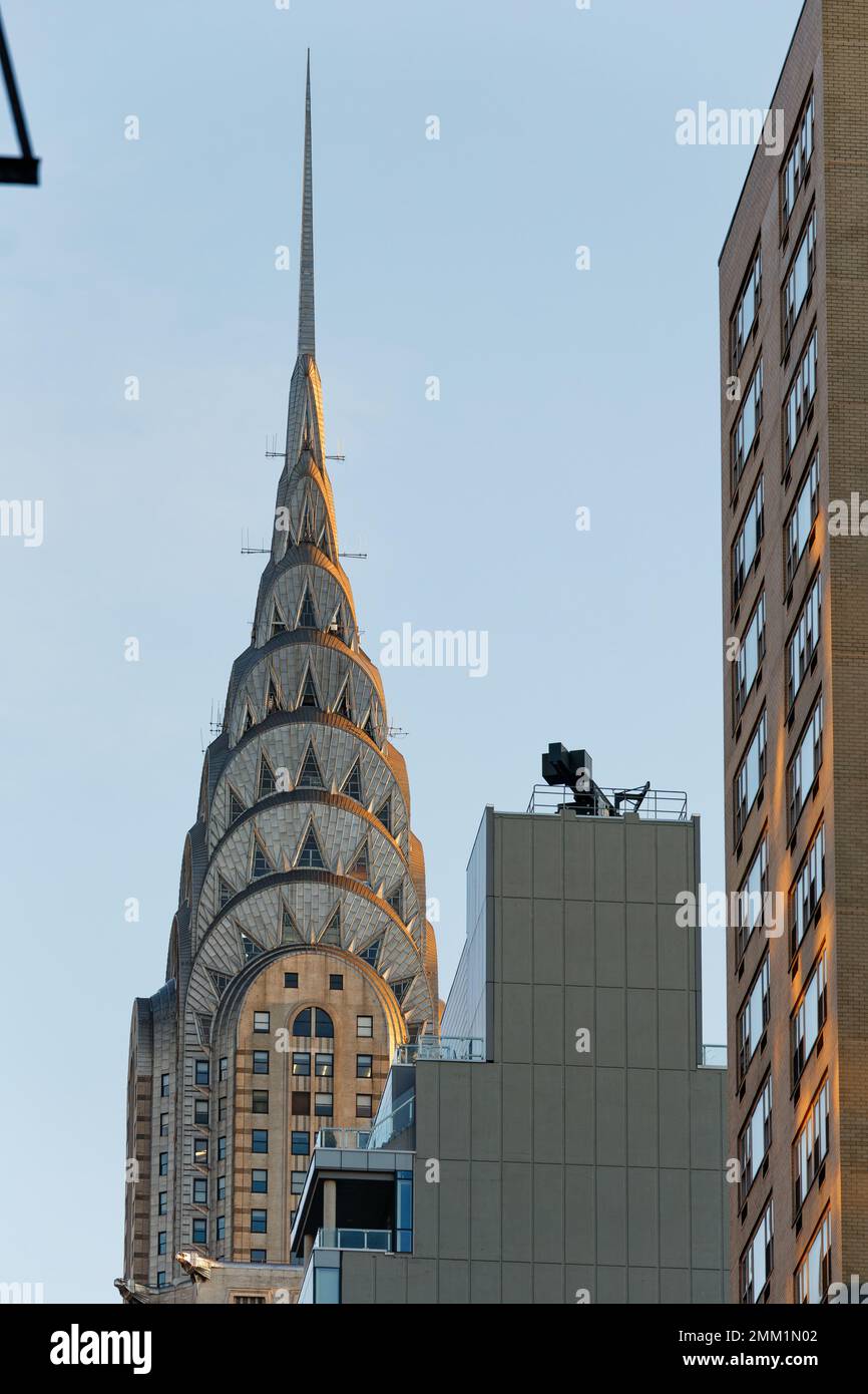 Am frühen Morgen bietet sich ein Blick auf das berühmte Chrysler Building von New York City. Der berühmte Art déco-Turm ist von der Sonne rot gesäumt. Stockfoto