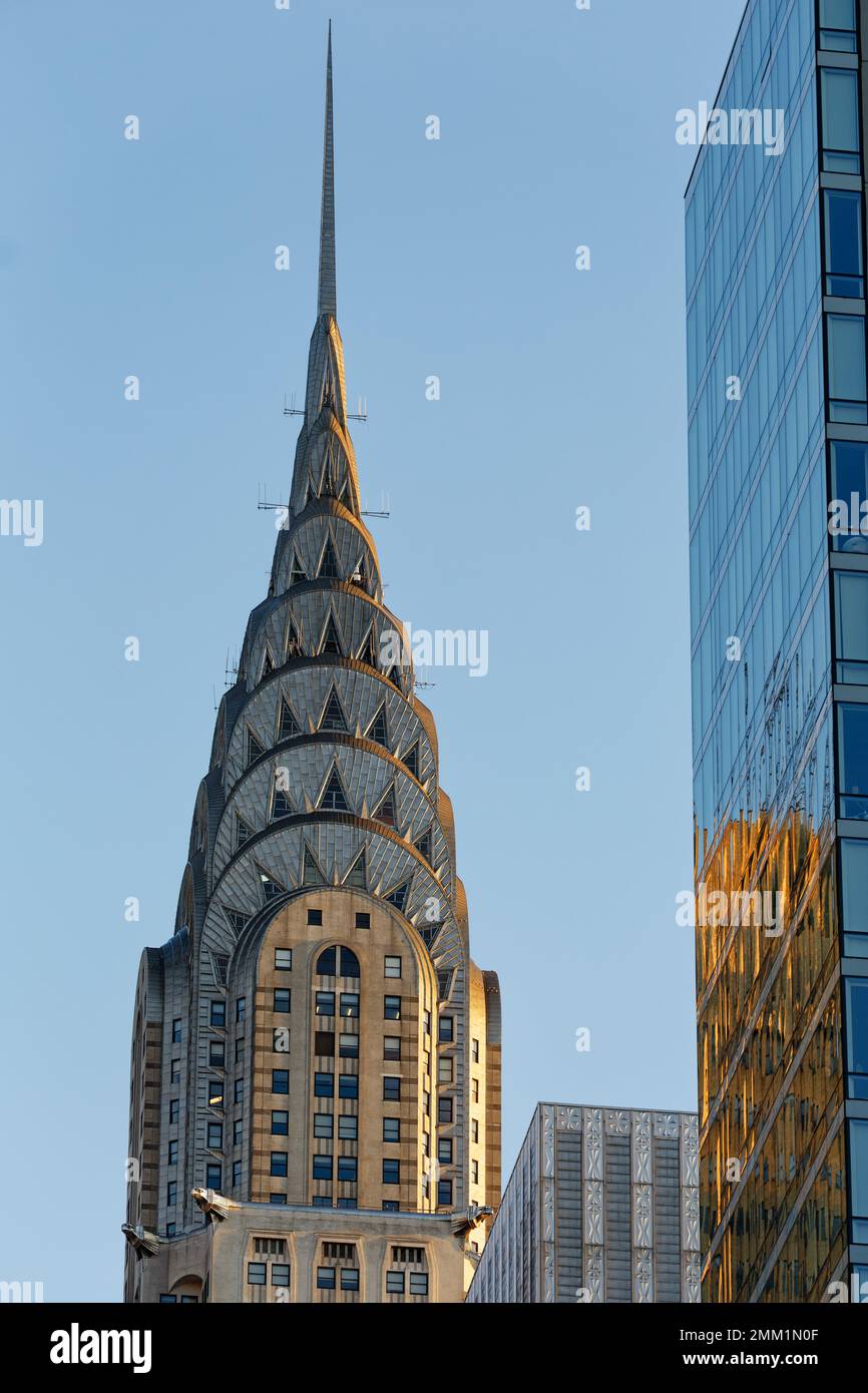Am frühen Morgen bietet sich ein Blick auf das berühmte Chrysler Building von New York City. Der berühmte Art déco-Turm ist von der Sonne rot gesäumt. Stockfoto