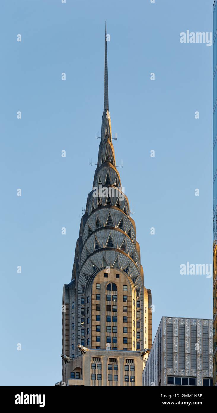 Am frühen Morgen bietet sich ein Blick auf das berühmte Chrysler Building von New York City. Der berühmte Art déco-Turm ist von der Sonne rot gesäumt. Stockfoto