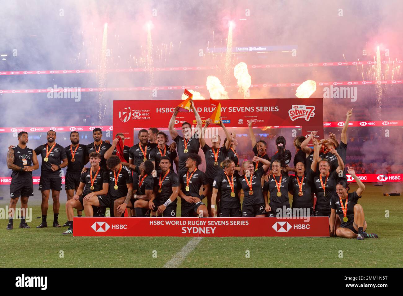 Neuseeländische Männer- und Damenmannschaften feiern am 29. Januar 2023 im Sydney Sevens Allianz Stadium 2023 in Sydney, Australien, mit der Trophäe Stockfoto