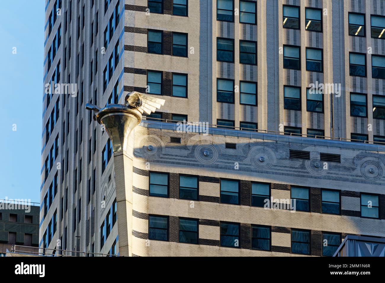 NYC: Die Flügel und Radkappen des Chrysler Building aus rostfreiem Stahl im  31. Stock. Graue und schwarze Ziegel betonen die Fassade Stockfotografie -  Alamy