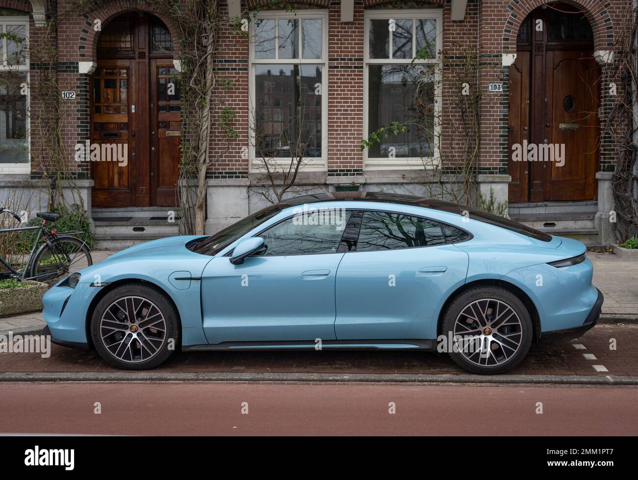Amsterdam, Niederlande, 29.01.2023, Seitenansicht des elektrischen Porsche Taycan ab 2022 in Blau Stockfoto