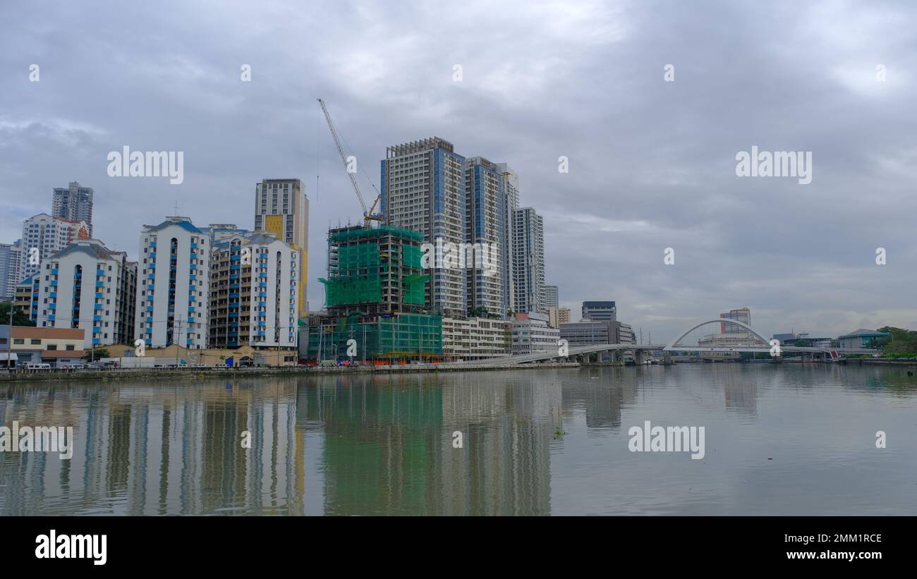 Pasig River mit Binondo - Intramuros Bridge im Hintergrund, Manila, Philippinen Stockfoto