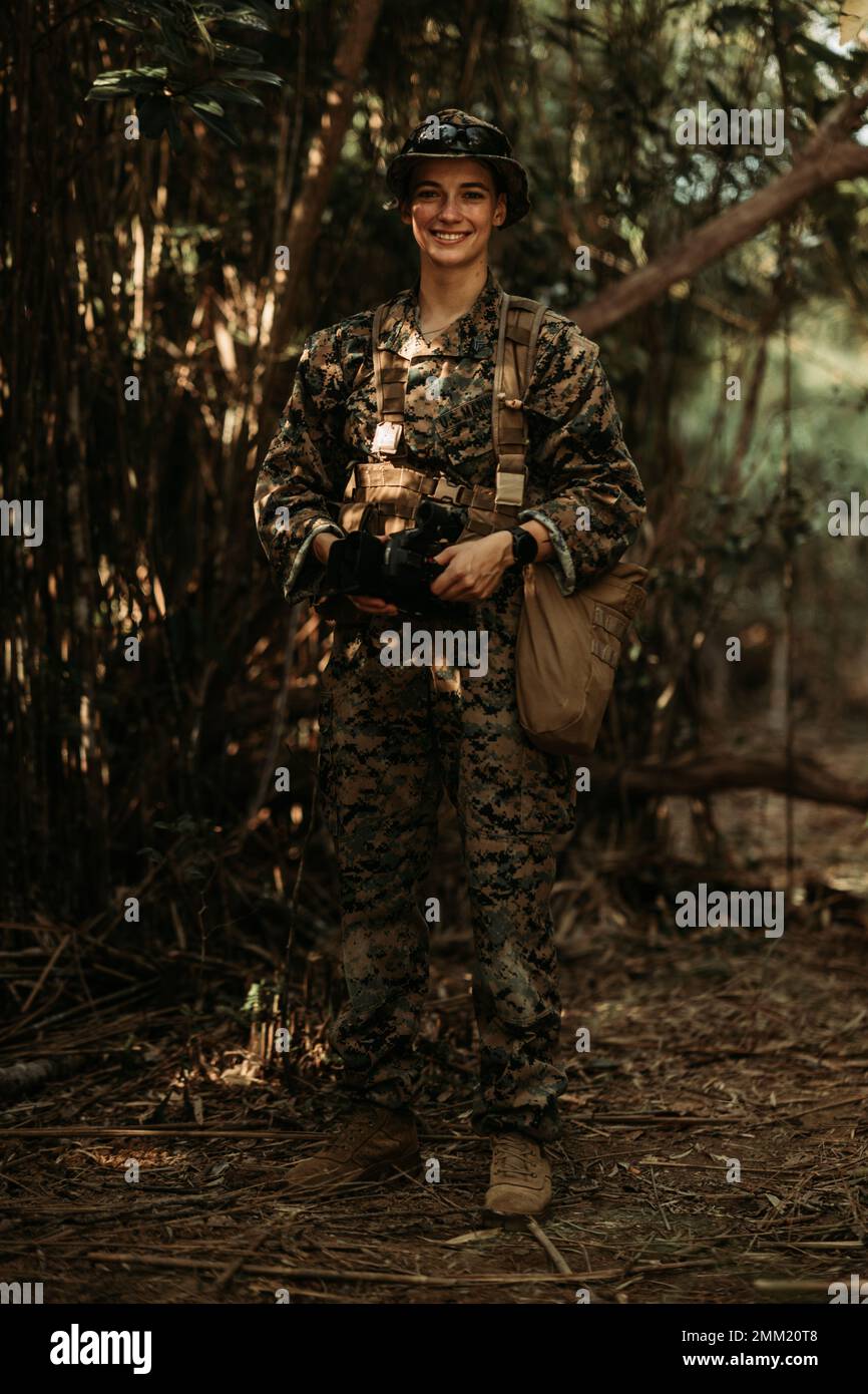 U.S. Marine Corps CPL. Grace Gerlach, eine Kampfvideograf, die der Communication Strategy and Operations Company, III Marine Expeditionary Force Information Group, zugewiesen wurde, posiert während einer Feldübung im Jungle Warfare Training Center, Camp Gonsalvez, Okinawa, Japan, September 14, 2022. Die Mission von COMMSTRAT ist es, einsatzfähige, aufgabenorganisierte Teams zu Schulen und zu unterhalten, die Standbilder und Videobilder erstellen und Kommunikationsziele für Kommandoelemente unterstützen. Stockfoto