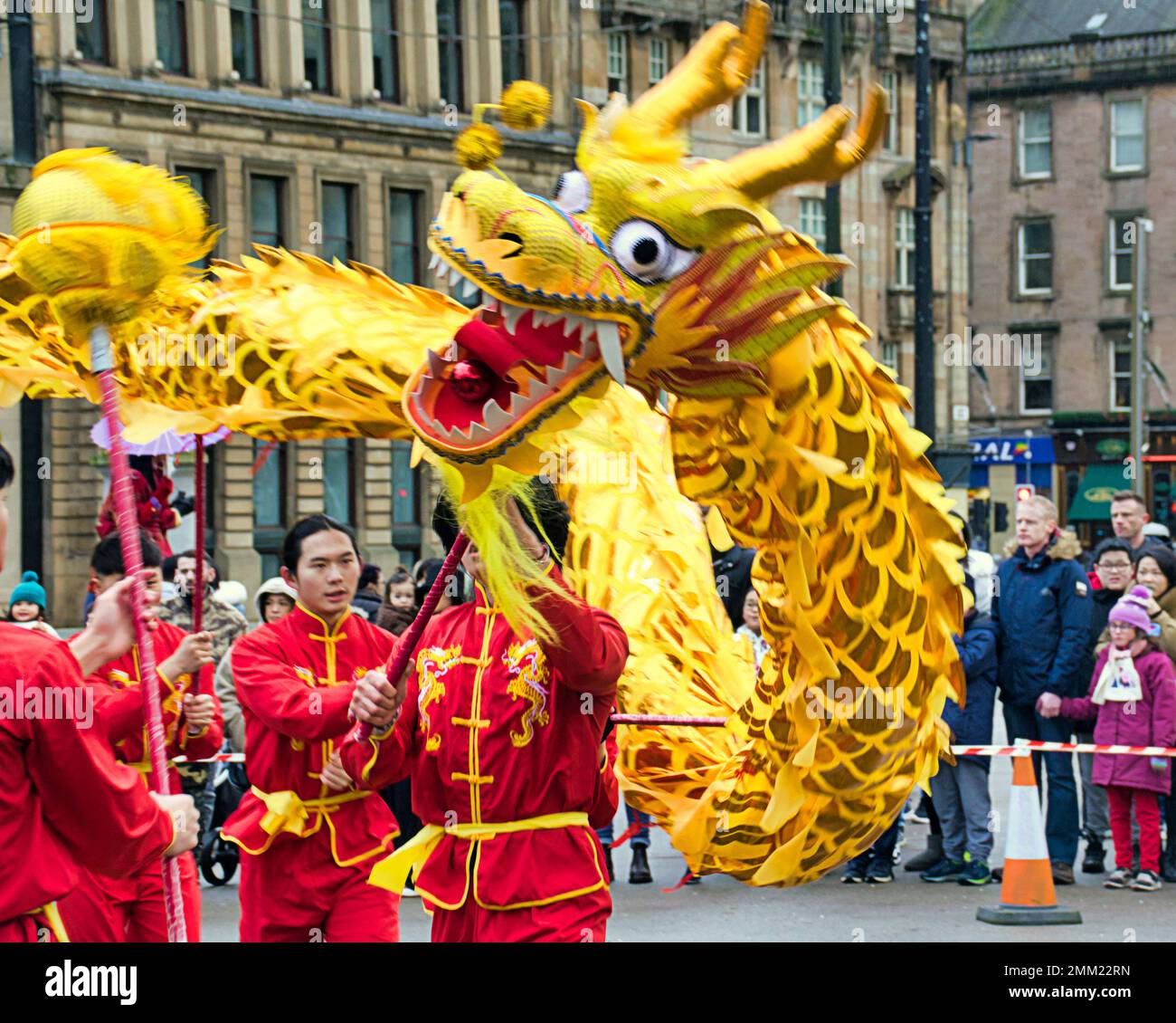 Glasgow, Schottland, Vereinigtes Königreich 29. Januar 2023. Das Jahr der Rabbit-Feier geht weiter, während die chinesische Gemeinde im Stadtzentrum auf dem George Square eine Show veranstaltete, während die Einheimischen mitmachen. Credit Gerard Ferry/Alamy Live News Stockfoto