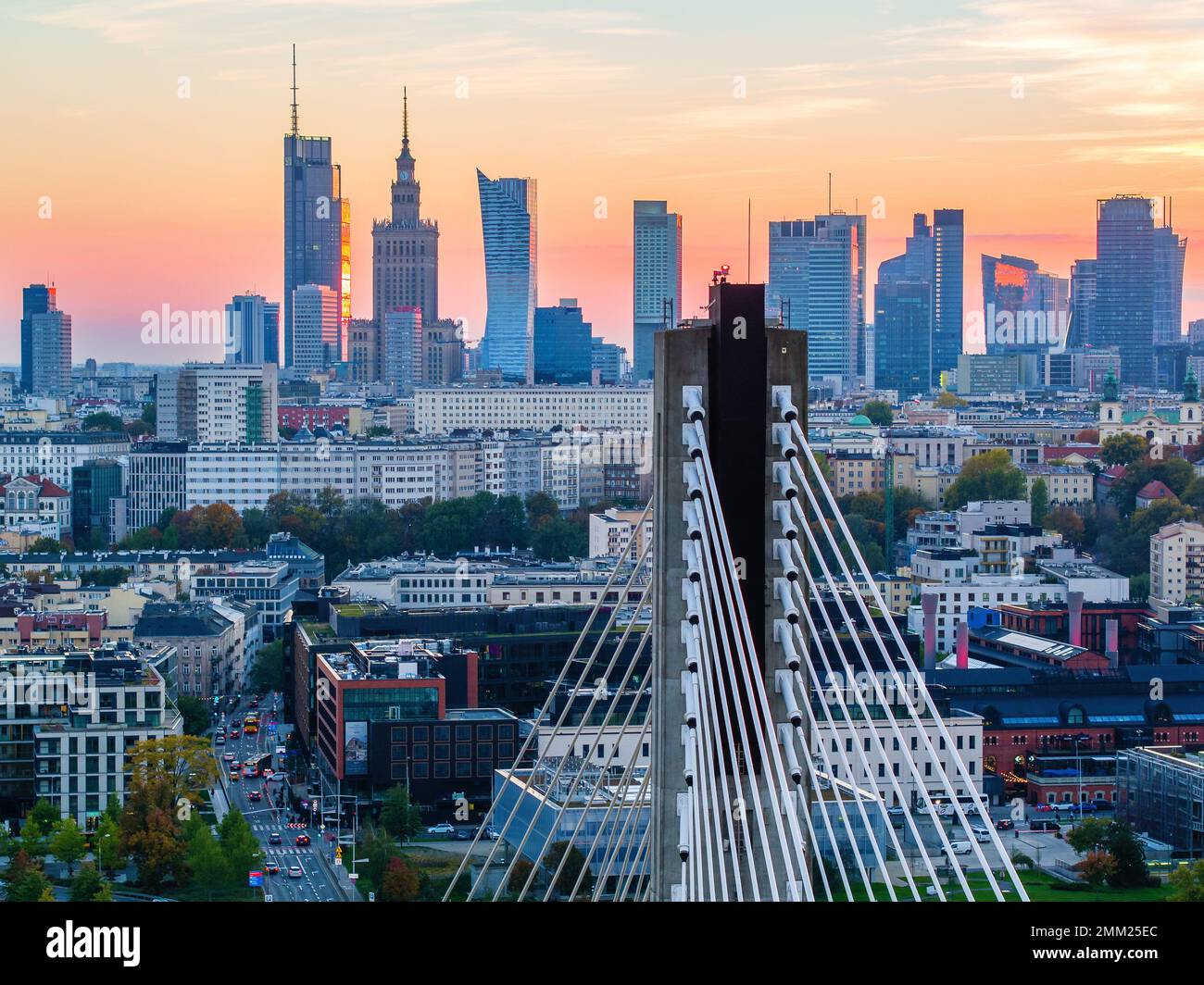 Stadtzentrum von Warschau bei Sonnenuntergang, Luftlandschaft Stockfoto